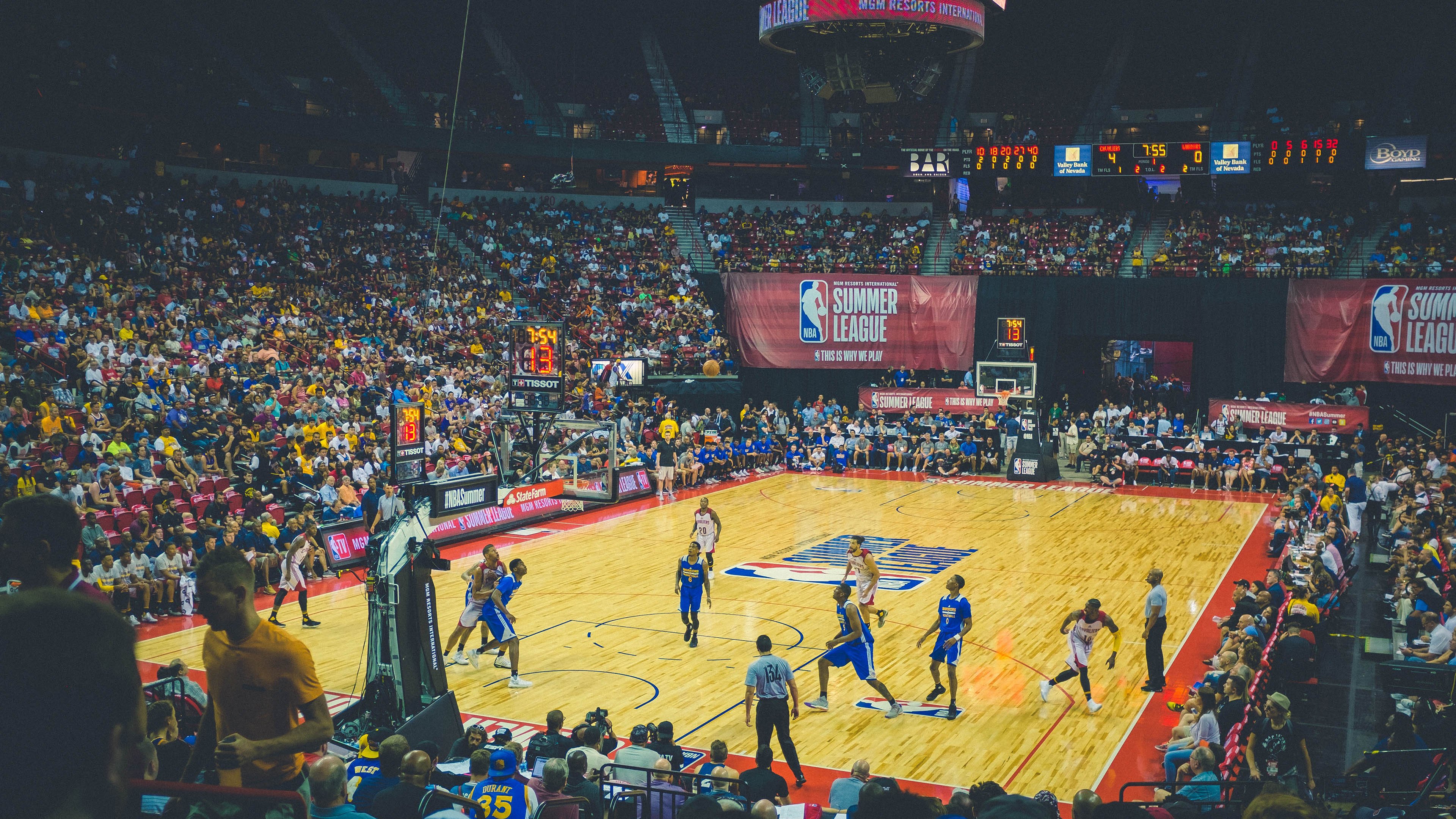 太阳轻取新疆队,布克成为关键先生