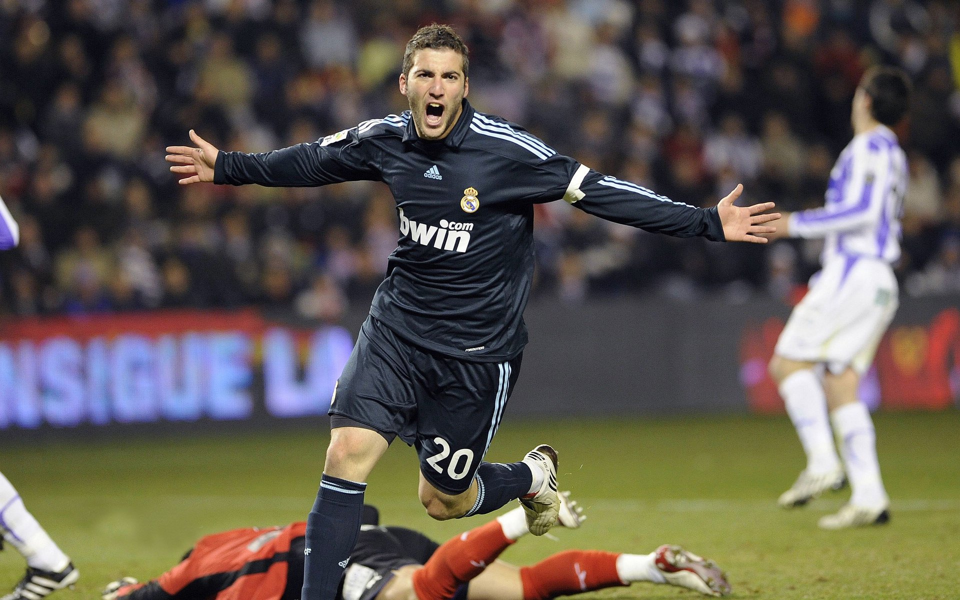 亚特兰大冲垮曼联，厄德高在欧冠决赛接管比赛，足球世界的权力更迭之夜